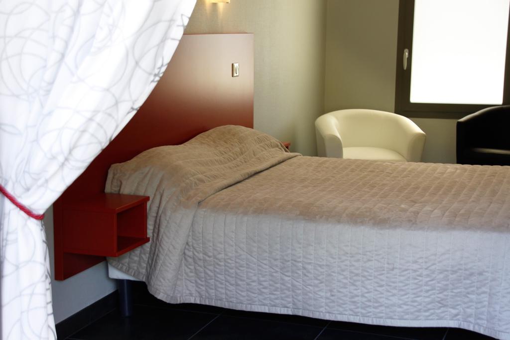 Logis Hotels - Hotel Et Restaurant Le Relais Des Garrigues Grisolles  Esterno foto