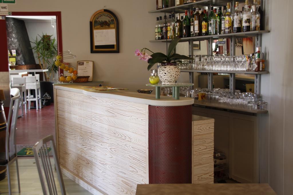 Logis Hotels - Hotel Et Restaurant Le Relais Des Garrigues Grisolles  Esterno foto